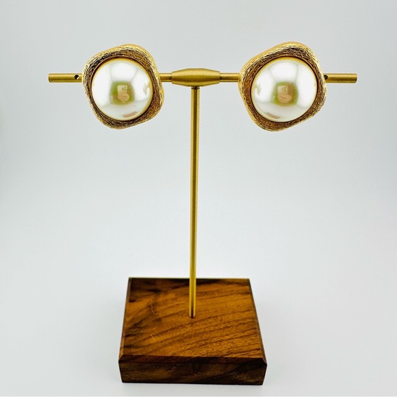 Vintage Christian Dior Cabochon Faux Pearl Textured Gold Plated Earrings - Rare - Picture 6 of 8